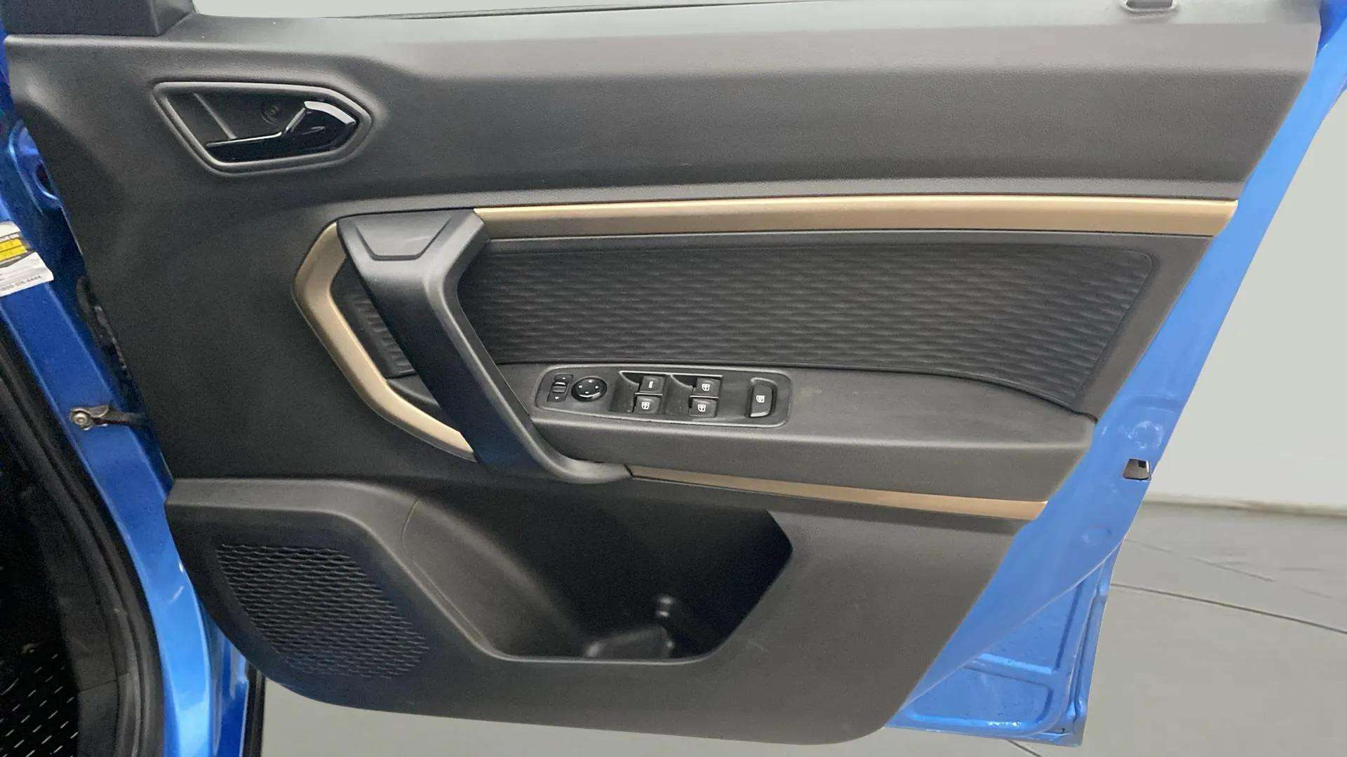Driver-side-door-panel-control-39