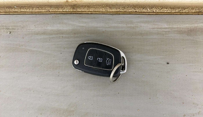 2022 Hyundai AURA S 1.2 CNG, CNG, Manual, 47,017 km, Key Close Up