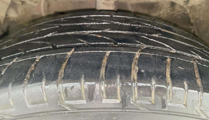 2022 Mahindra XUV300 W6 1.5 DIESEL AMT, Diesel, Automatic, 34,035 km, Left Front Tyre Tread