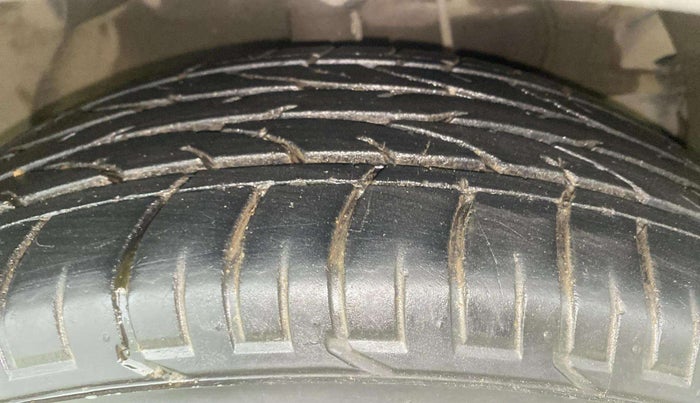 2022 Mahindra XUV300 W6 1.5 DIESEL AMT, Diesel, Automatic, 34,035 km, Right Front Tyre Tread