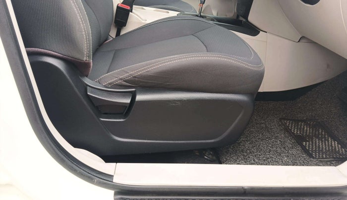 2020 Mahindra XUV300 W6 1.5 DIESEL AMT, Diesel, Automatic, 34,844 km, Driver Side Adjustment Panel