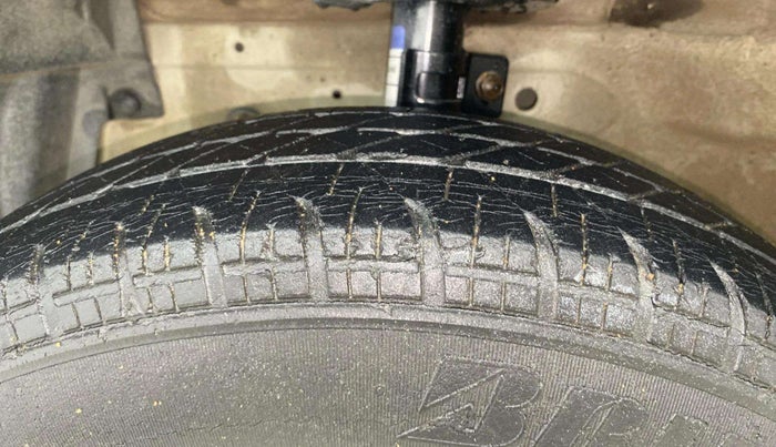 2013 Maruti Swift VXI, Petrol, Manual, 44,603 km, Left Front Tyre Tread