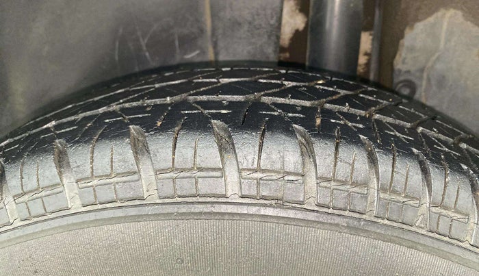 2013 Maruti Swift VXI, Petrol, Manual, 44,603 km, Left Rear Tyre Tread