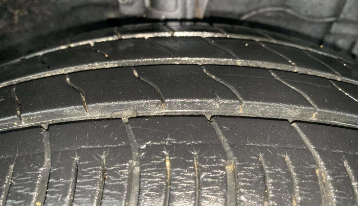 2015 Maruti Swift ZXI, Petrol, Manual, 82,803 km, Right Front Tyre Tread