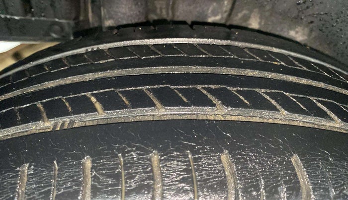 2015 Maruti Swift ZXI, Petrol, Manual, 82,803 km, Right Rear Tyre Tread