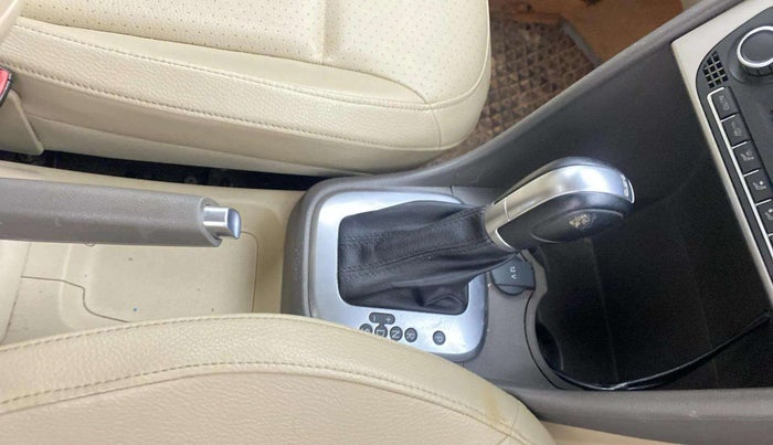 2017 Volkswagen Vento HIGHLINE PLUS 1.2 AT 16 ALLOY, Petrol, Automatic, 82,791 km, Gear Lever