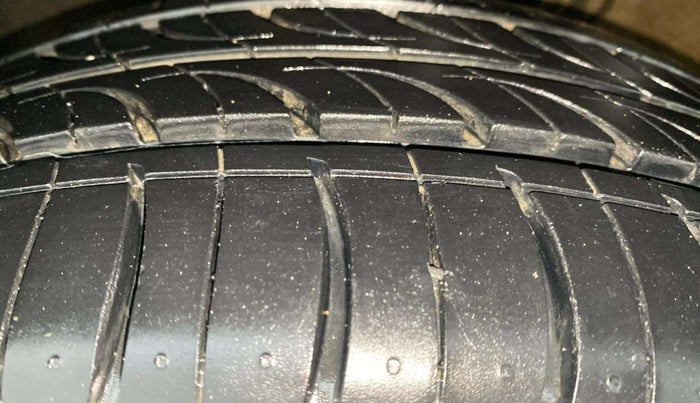 2017 Volkswagen Vento HIGHLINE PLUS 1.2 AT 16 ALLOY, Petrol, Automatic, 82,791 km, Left Front Tyre Tread