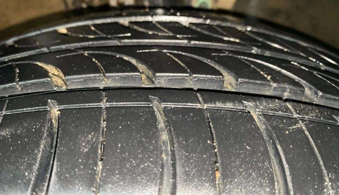 2017 Volkswagen Vento HIGHLINE PLUS 1.2 AT 16 ALLOY, Petrol, Automatic, 82,791 km, Right Front Tyre Tread