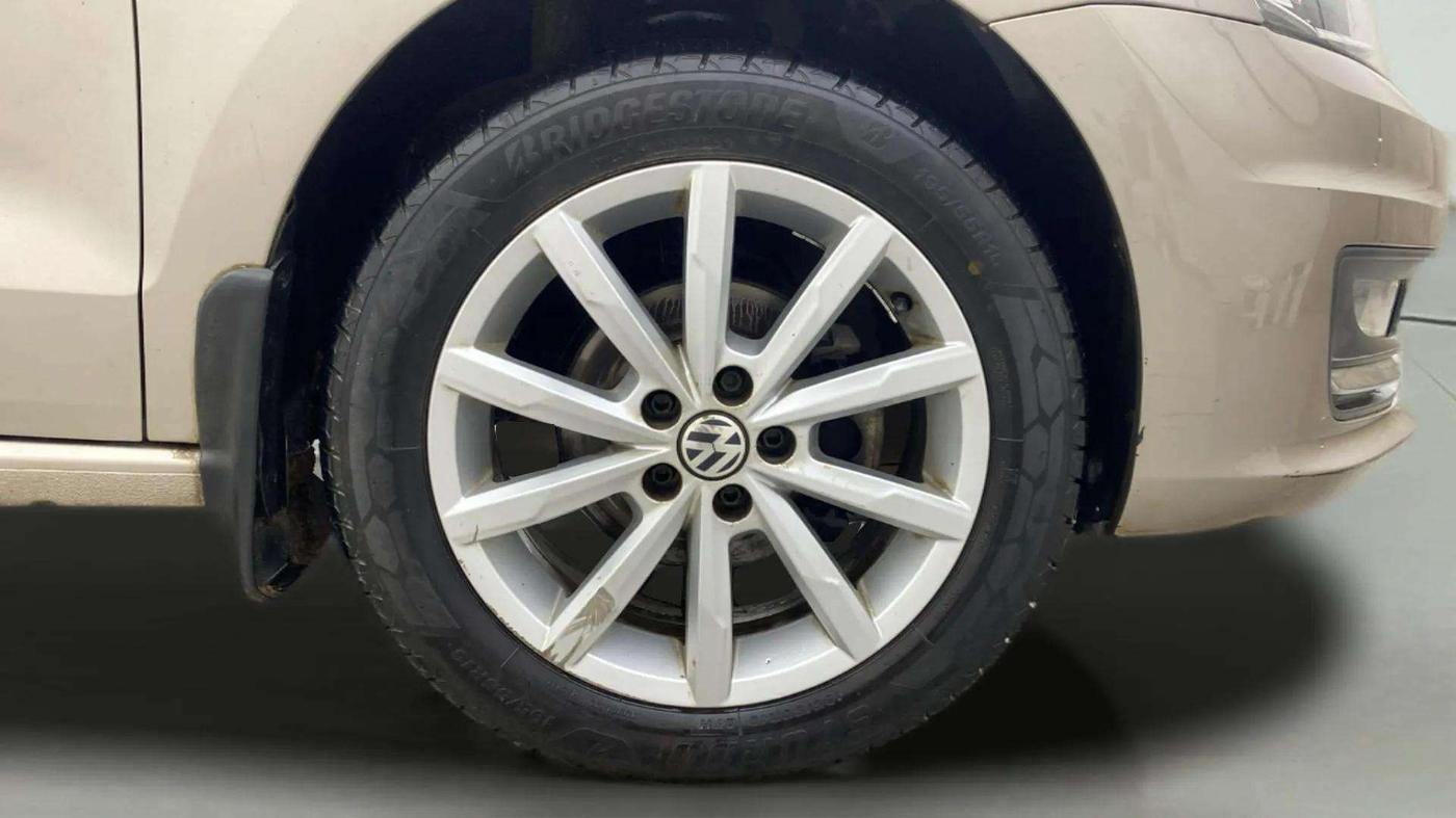 2017 Volkswagen Vento HIGHLINE PLUS 1.2 AT 16 ALLOY, Petrol, Automatic, 82,791 km, Right Front Wheel