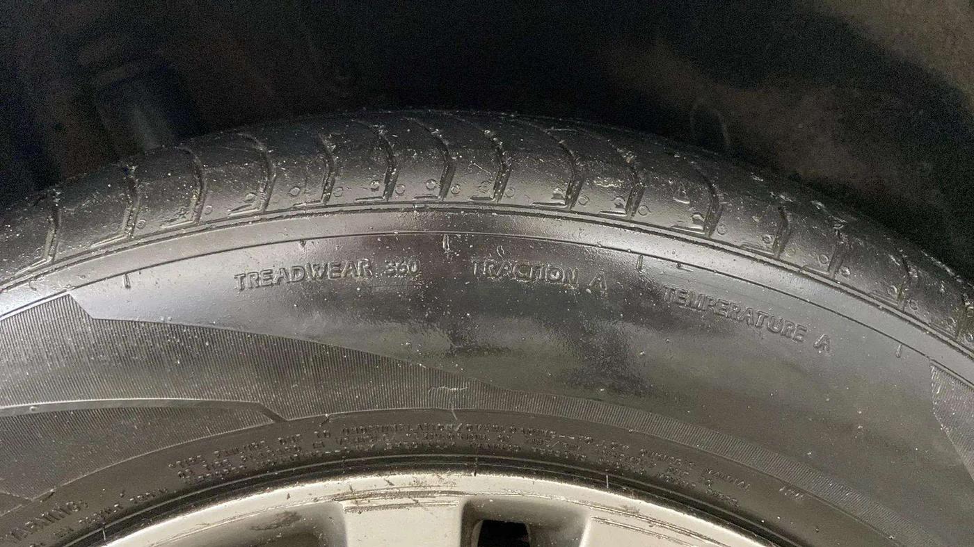 2017 Hyundai New Elantra 2.0 SX(O) AT PETROL, Petrol, Automatic, 64,409 km, Right Rear Tyre Tread