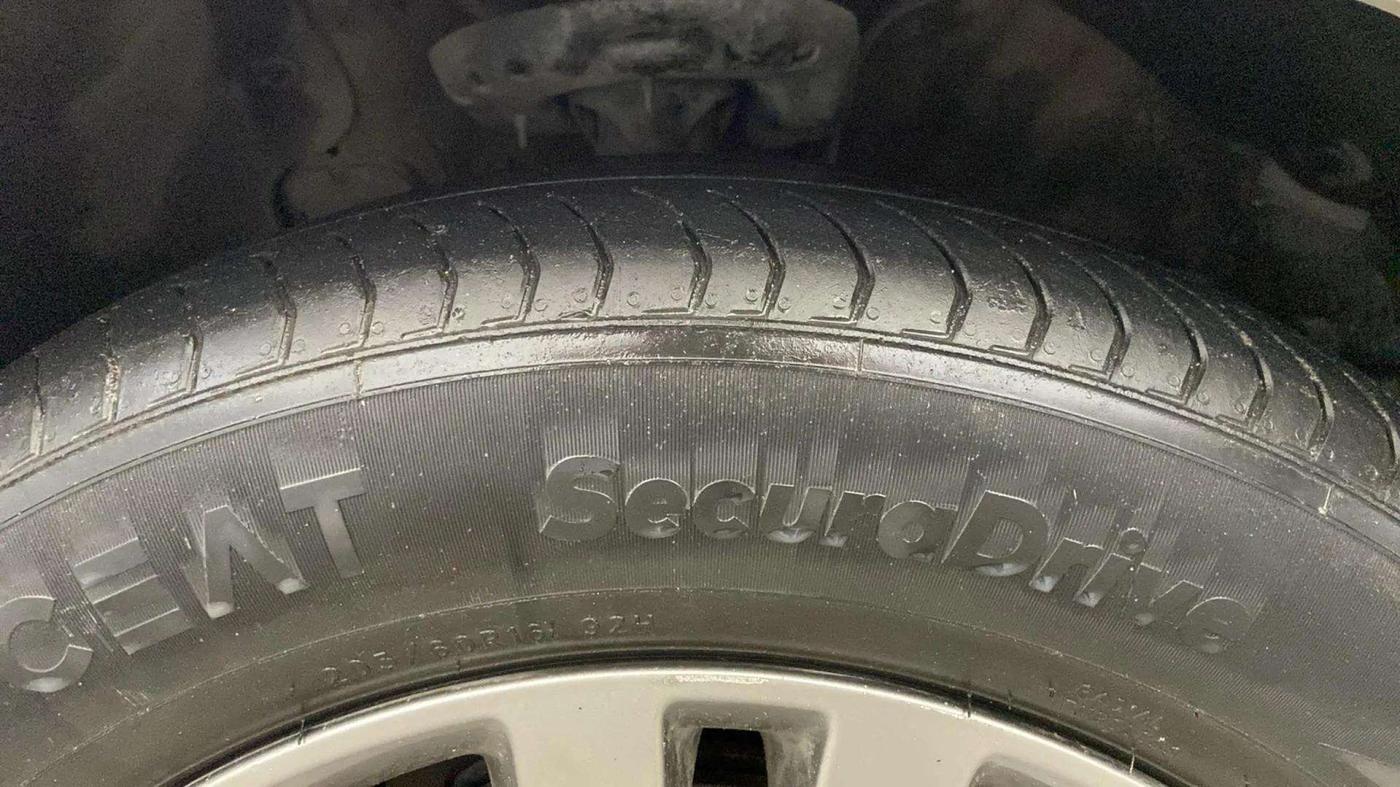 2017 Hyundai New Elantra 2.0 SX(O) AT PETROL, Petrol, Automatic, 64,409 km, Left Front Tyre Tread