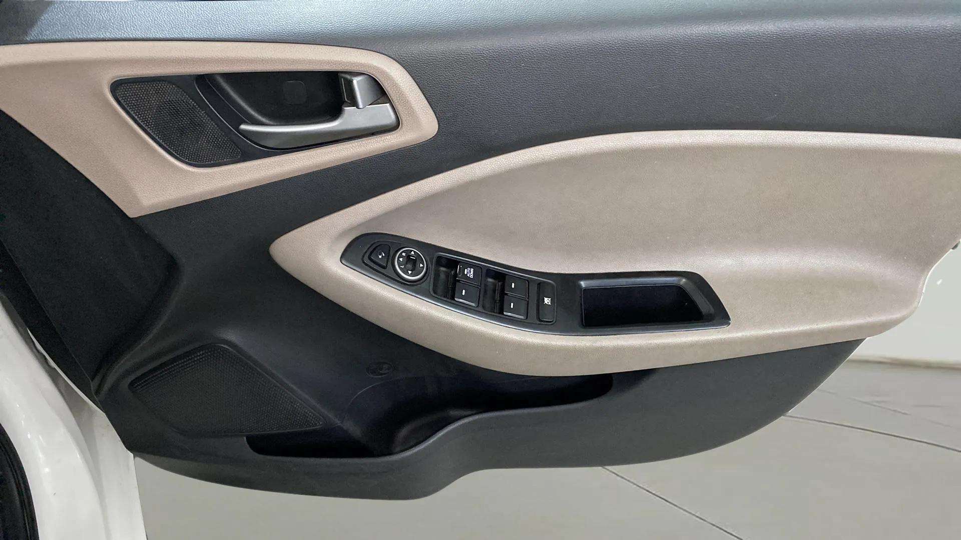 Driver-side-door-panel-control-39