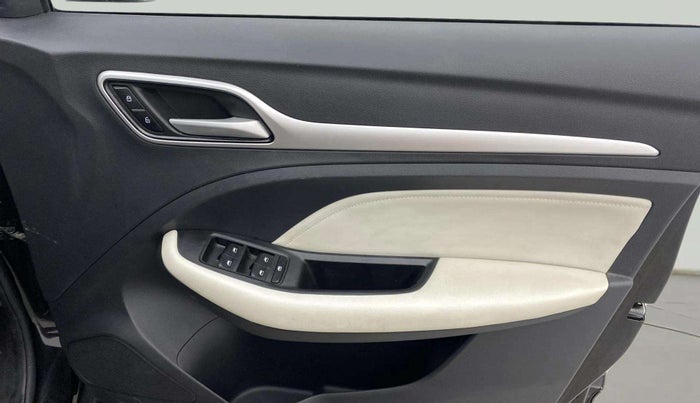 2024 MG ASTOR Shine 1.5 MT (Ivory), Petrol, Manual, 11,908 km, Driver Side Door Panels Control