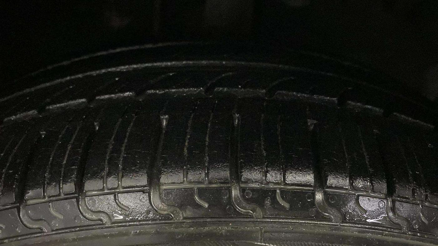 2015 Toyota Etios G, Petrol, Manual, 65,243 km, Right Front Tyre Tread