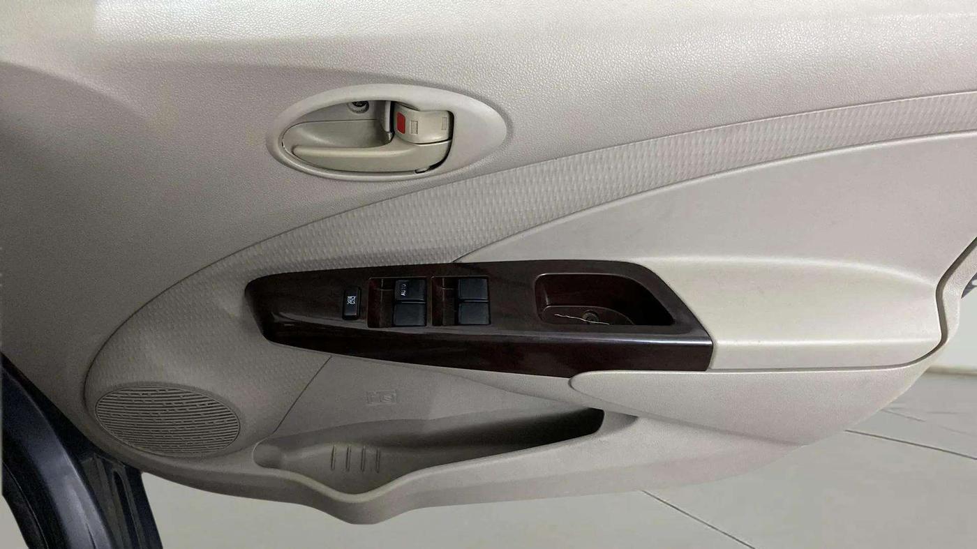 2015 Toyota Etios G, Petrol, Manual, 65,243 km, Driver Side Door Panels Control