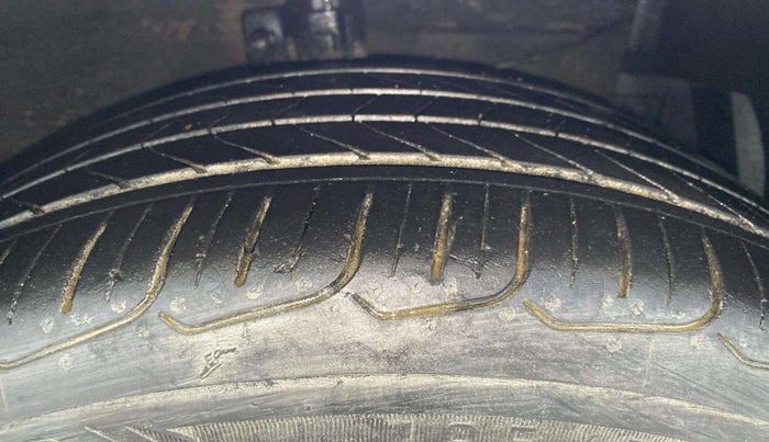 2016 Maruti Ciaz ZXI+ AT, Petrol, Automatic, 82,317 km, Right Front Tyre Tread