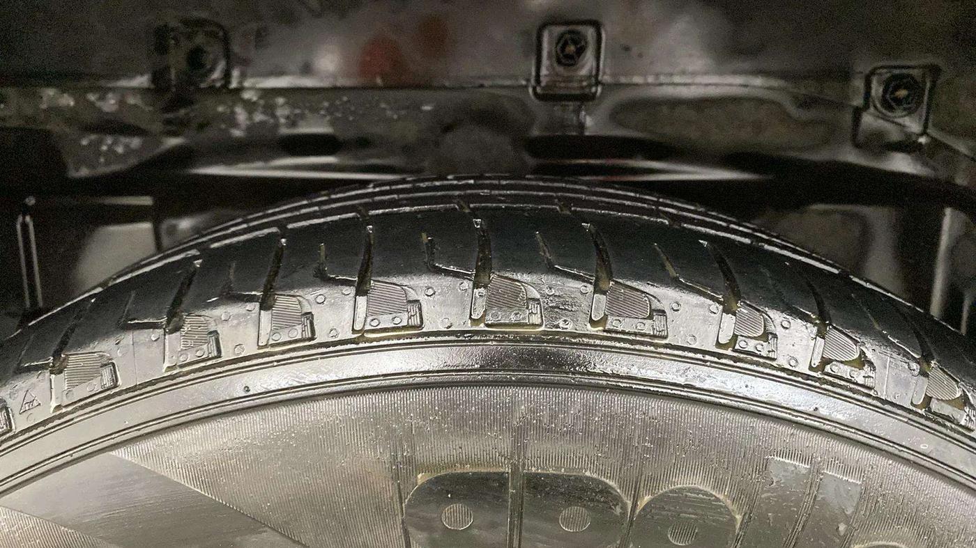 2019 Tata Hexa XTA 4X2 7 STR, Diesel, Automatic, 68,821 km, Right Rear Tyre Tread