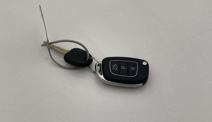 2020 Hyundai VENUE SX 1.0 TURBO IMT, Petrol, Manual, 32,924 km, Key Close Up
