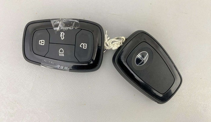 2022 Tata PUNCH ACCOMPLISHED DAZZLE PACK AMT, Petrol, Automatic, 24,708 km, Key Close Up