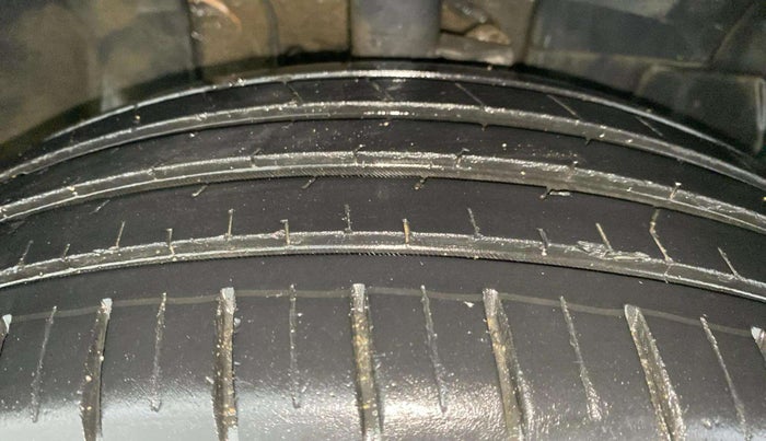 2022 Tata PUNCH ACCOMPLISHED DAZZLE PACK AMT, Petrol, Automatic, 24,708 km, Right Front Tyre Tread