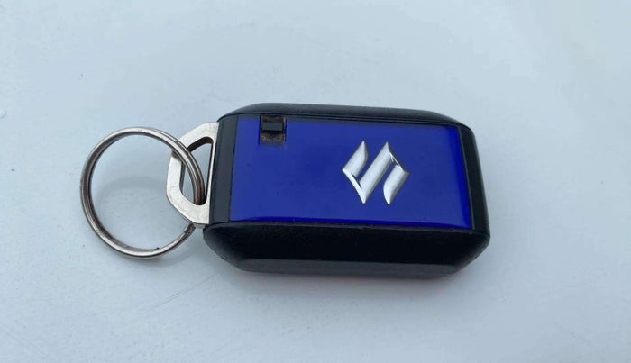 2022 Maruti Swift ZXI PLUS DUAL TONE, Petrol, Manual, 33,695 km, Key Close Up