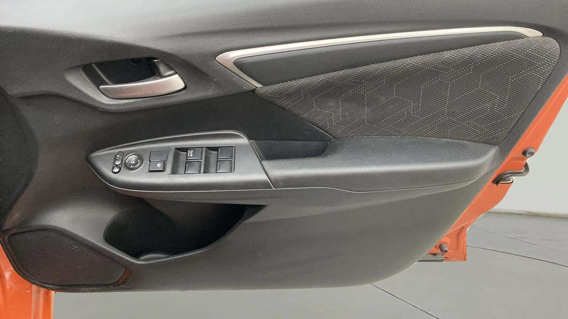 Driver-side-door-panel-control-39