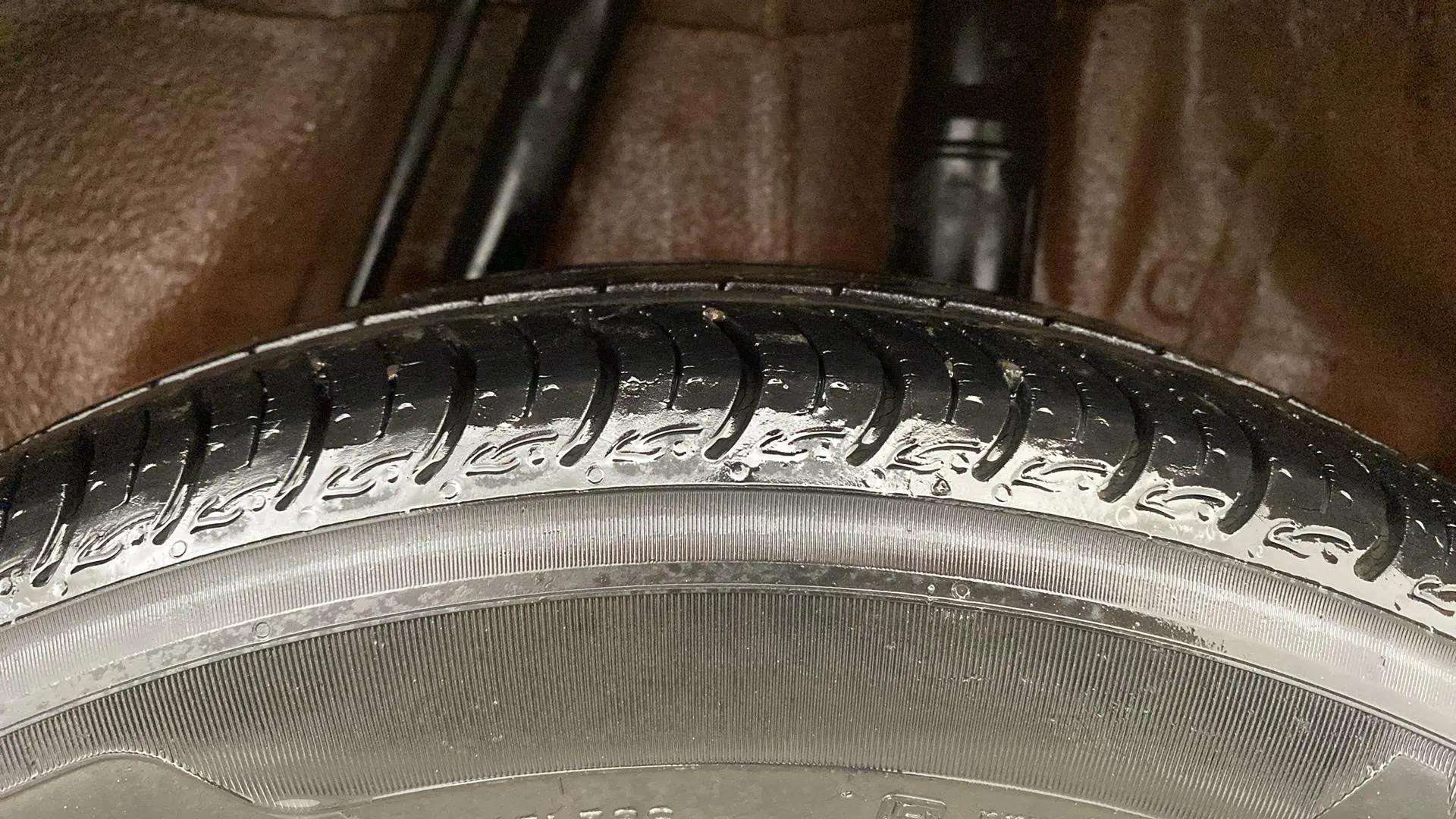 LHS-Rear-Tyre-Tread-21