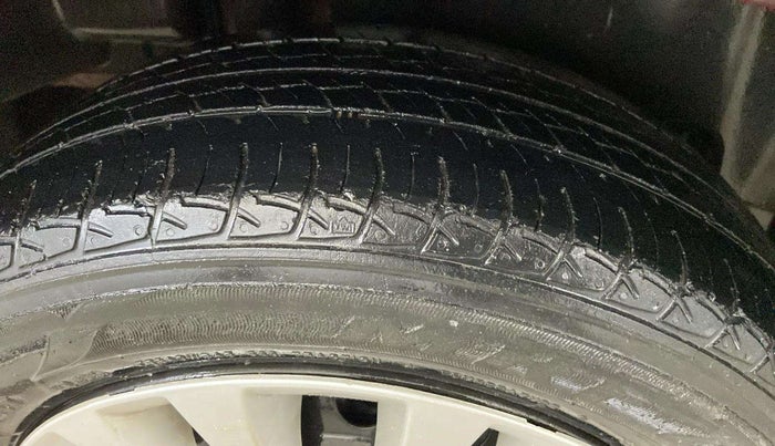 2015 Maruti Ciaz VXI, Petrol, Manual, 44,381 km, Left Front Tyre Tread