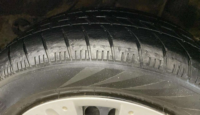 2015 Honda Brio S MT, Petrol, Manual, 14,386 km, Right Rear Tyre Tread