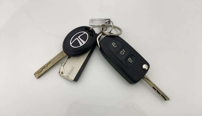 2022 Tata ALTROZ XMA PLUS PETROL, Petrol, Manual, 5,408 km, Key Close Up