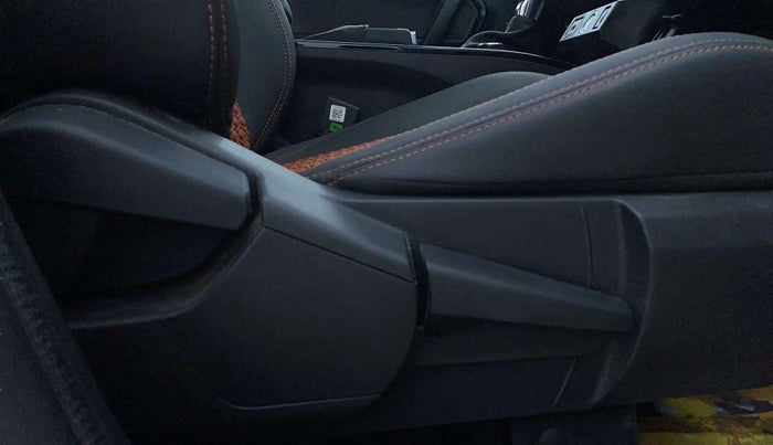 2024 Renault Kiger RXZ TURBO CVT, Petrol, Automatic, 10,616 km, Driver Side Adjustment Panel
