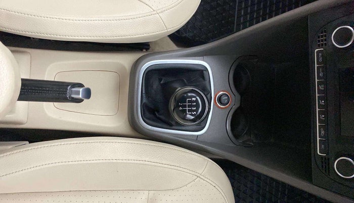 2013 Volkswagen Vento HIGHLINE 1.6 MPI, Petrol, Manual, 84,137 km, Gear Lever