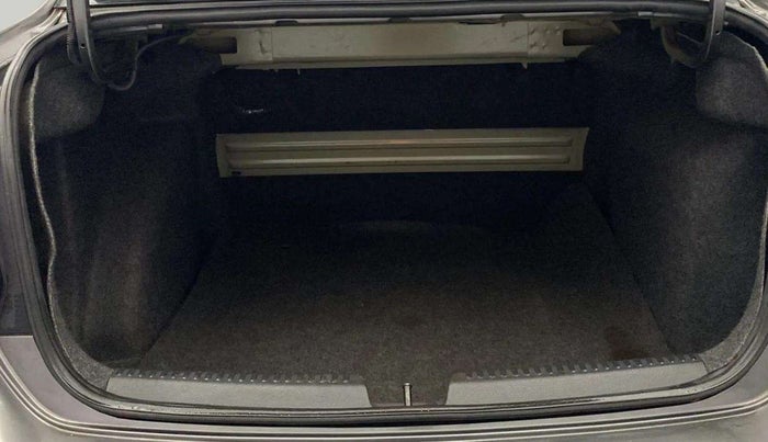 2013 Volkswagen Vento HIGHLINE 1.6 MPI, Petrol, Manual, 84,137 km, Boot Inside