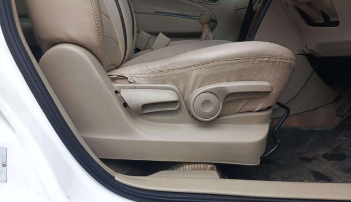 2012 Maruti Ertiga ZDI, Diesel, Manual, 1,13,448 km, Driver Side Adjustment Panel