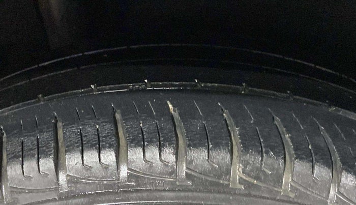 2017 Maruti Vitara Brezza ZDI, Diesel, Manual, 1,14,193 km, Right Rear Tyre Tread
