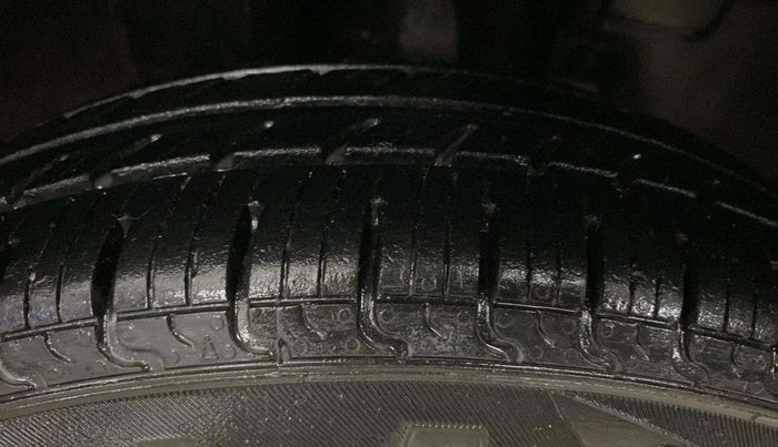 2017 Renault Kwid RXT 1.0, Petrol, Manual, 81,859 km, Right Front Tyre Tread