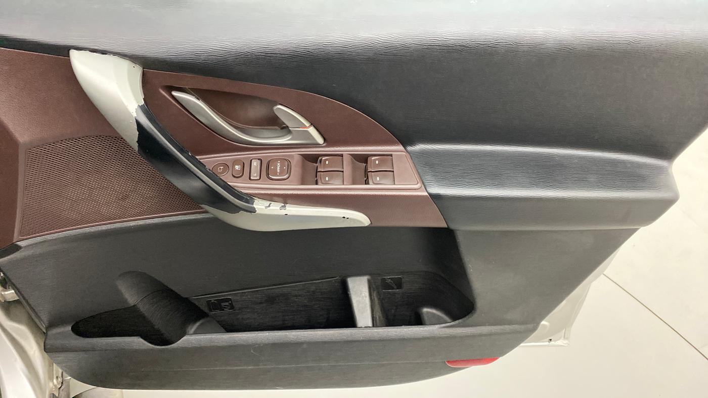 2012 Mahindra XUV500 W8, Diesel, Manual, 94,903 km, Driver Side Door Panels Control