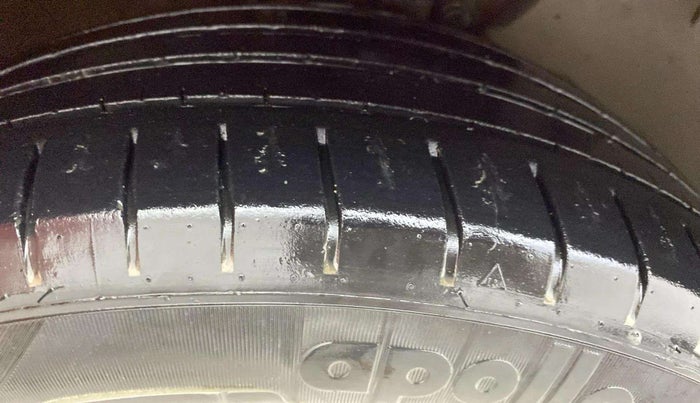 2017 Skoda Rapid 1.6 MPI STYLE PLUS AT, Petrol, Automatic, 1,00,713 km, Left Front Tyre Tread