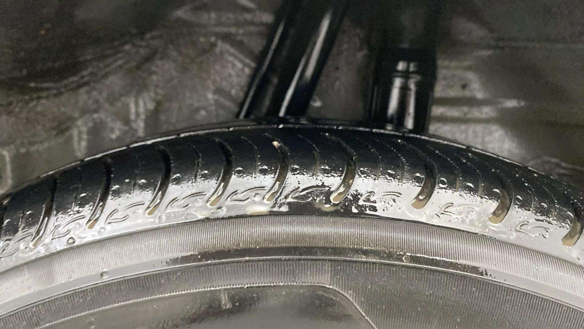 LHS-Rear-Tyre-Tread-21