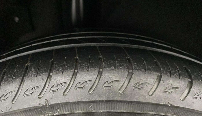 2022 KIA CARENS PRESTIGE PLUS 1.4 PETROL 7 STR, Petrol, Manual, 35,456 km, Right Rear Tyre Tread