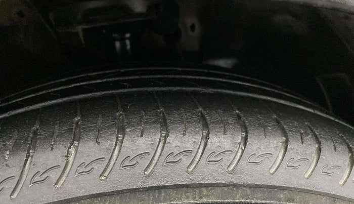 2022 KIA CARENS PRESTIGE PLUS 1.4 PETROL 7 STR, Petrol, Manual, 35,456 km, Right Front Tyre Tread