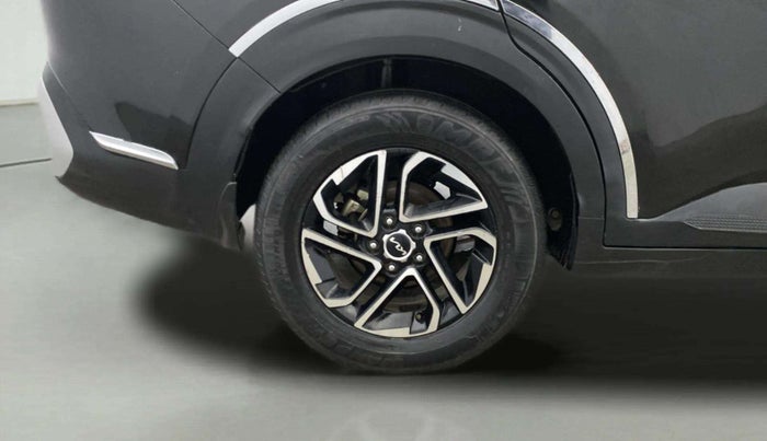 2022 KIA CARENS PRESTIGE PLUS 1.4 PETROL 7 STR, Petrol, Manual, 35,456 km, Right Rear Wheel
