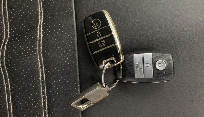2022 KIA CARENS PRESTIGE PLUS 1.4 PETROL 7 STR, Petrol, Manual, 35,456 km, Key Close Up