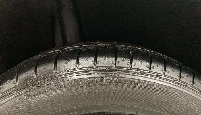 2015 Maruti Baleno DELTA PETROL 1.2, Petrol, Manual, 33,981 km, Right Rear Tyre Tread