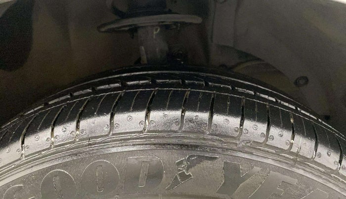 2015 Maruti Baleno DELTA PETROL 1.2, Petrol, Manual, 33,981 km, Right Front Tyre Tread
