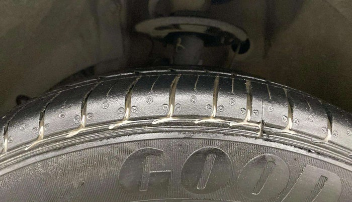 2015 Maruti Baleno DELTA PETROL 1.2, Petrol, Manual, 33,981 km, Left Front Tyre Tread