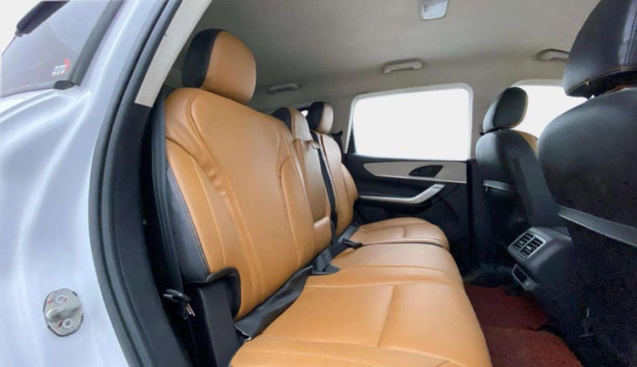 2022 Mahindra XUV700 AX 3 D MT 7 STR, Diesel, Manual, 63,670 km, Right Side Rear Door Cabin