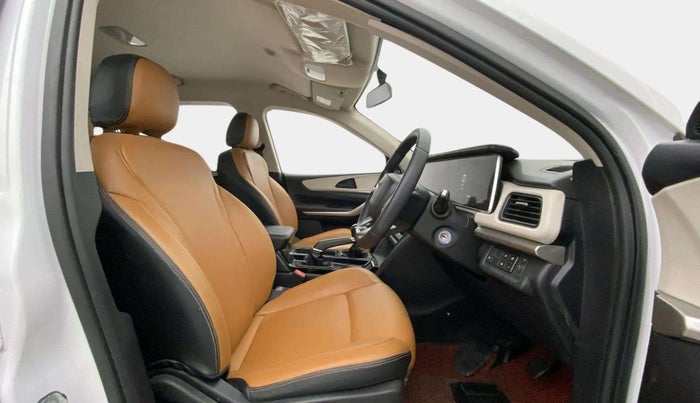 2022 Mahindra XUV700 AX 3 D MT 7 STR, Diesel, Manual, 63,670 km, Right Side Front Door Cabin