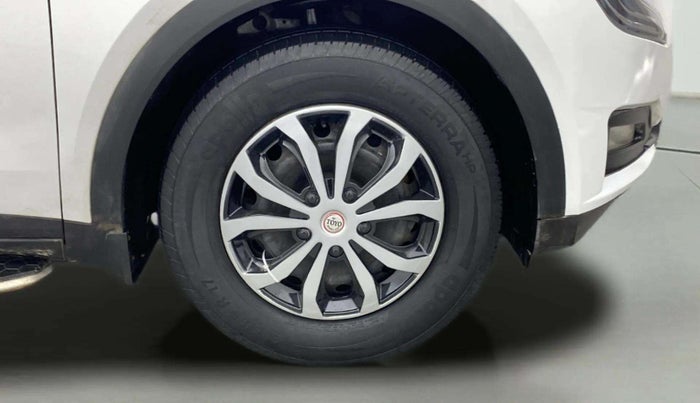 2022 Mahindra XUV700 AX 3 D MT 7 STR, Diesel, Manual, 63,670 km, Right Front Wheel