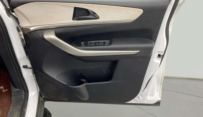 2022 Mahindra XUV700 AX 3 D MT 7 STR, Diesel, Manual, 63,670 km, Driver Side Door Panels Control
